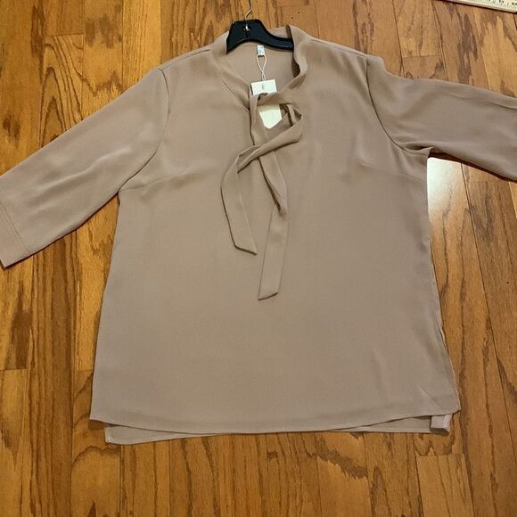 Acevog Size XL tan blouse.  Has lining in the front and crêpe like material. - Picture 9 of 11